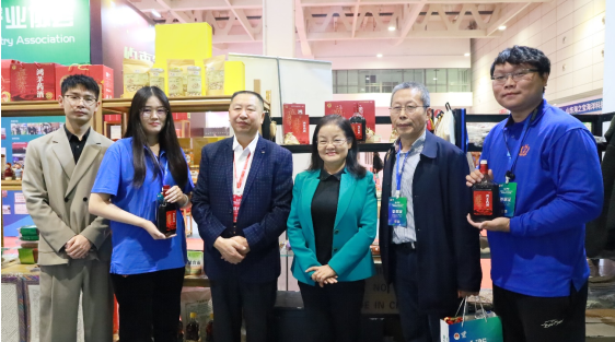 内蒙古知识产权局相关领导莅临尊龙凯时药酒展位