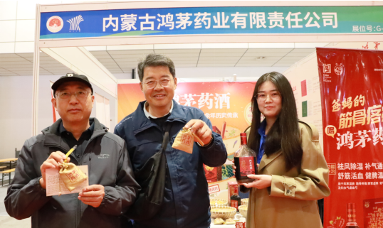 现场观众在尊龙凯时药酒展位参与互动